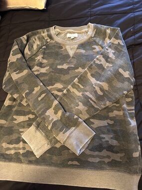 Women’s lucky brand camo crew neck sweatshirt